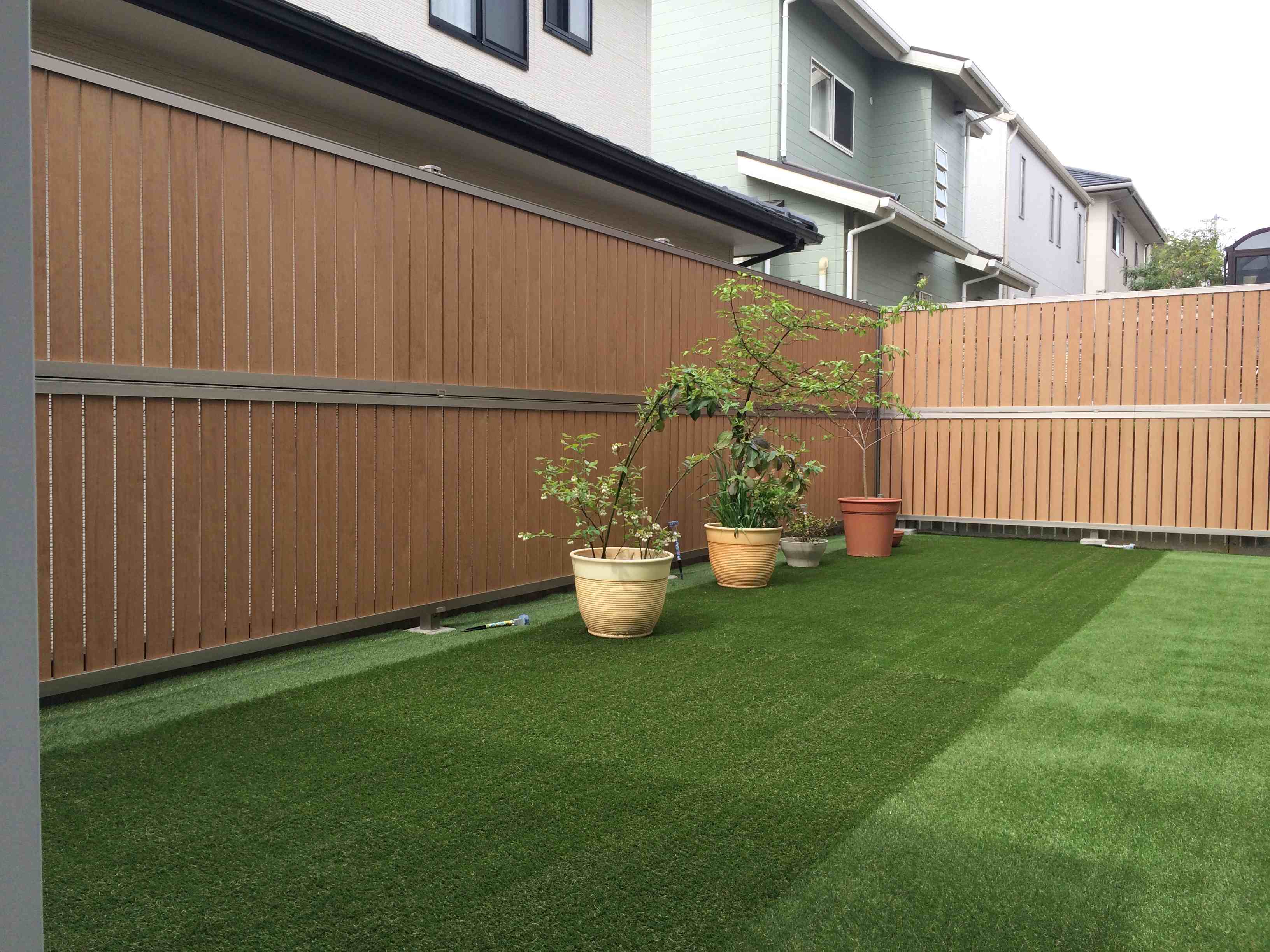 お庭スペースを楽しくくつろげる空間に！人工芝+ｾﾚﾋﾞｭｰﾌｪﾝｽ 浜北区染地台