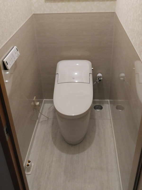 コンパクトで洗練されたデザインのトイレにリフォーム